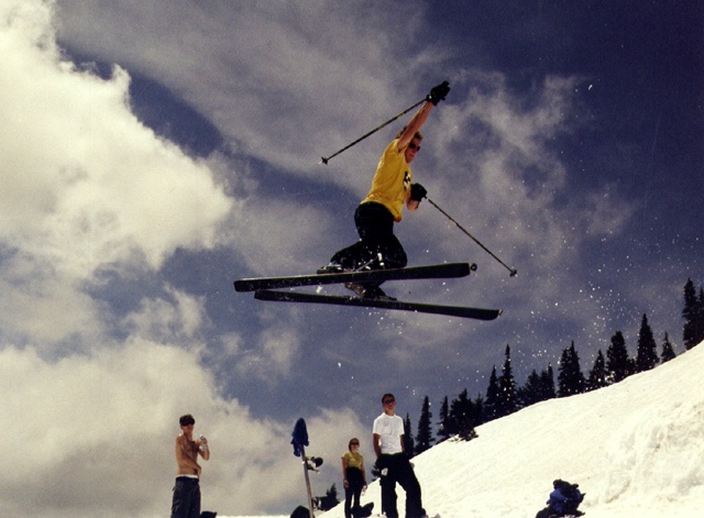 Telemarker: Micha Ewald <br> Foto: Forgot who <br> Location: Mount Rainier, WA, USA <br> Date: July 2000