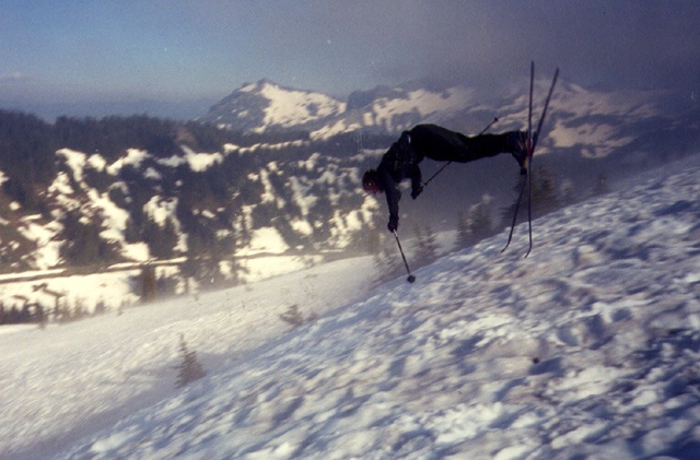 Telemarker: Micha Ewald <br> Foto:  Adam O'Neal <br> Location: Mount Rainier, WA, USA <br> Date: August 2000