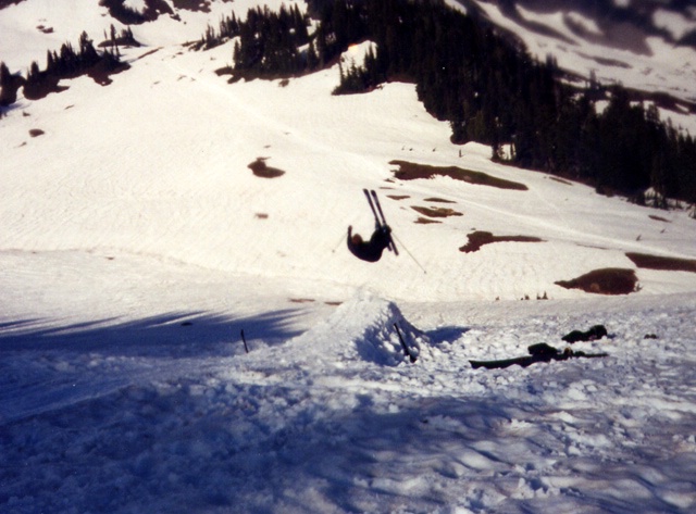 Telemarker: Micha Ewald <br> Foto:  Adam O'Neal <br> Location: Mount Rainier, WA, USA <br> Date: August 2000