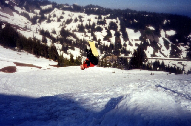 Boarder: Adam O'Neal <br> Foto: Micha Ewald <br> Location: Mount Rainier, WA, USA <br> Date: August 2000