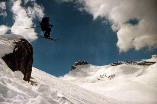 Telemarker: Uwe Penteker <br> Foto: Dominique Vela <br> Location: Zugspitze <br> Date: April 2001